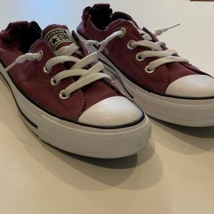 CONVERSE WOMENS CHUCK TAYLOR ALL STAR SHORELINE SNEAKER in Burgandy